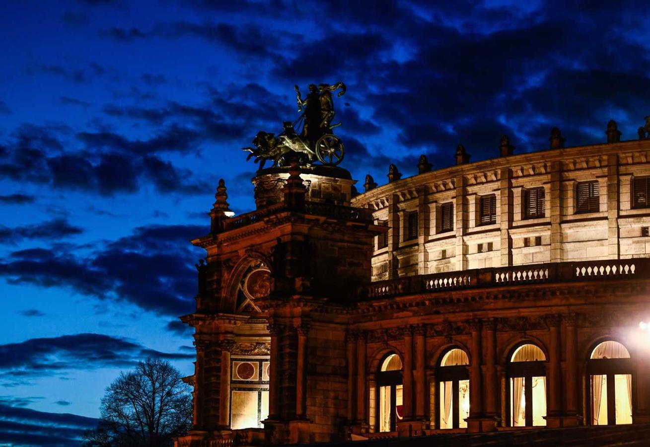 Vista de un cielo nublado sobre el Semperoper (Ópera Estatal de Sajonia), en el centro de Dresde, Alemania