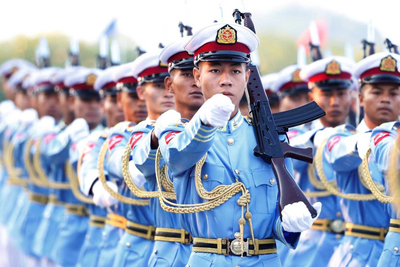 La guardia de honor participa durante un desfile celebrado con motivo del 72 aniversario del Día de la Unión de Birmania, en Naipyidó (Birmania)