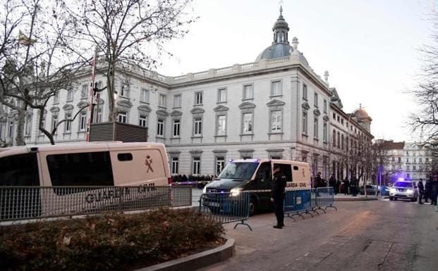 Los furgones de la Guardia Civil con los acusados llegan al Supremo. 