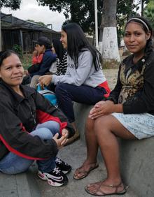 Imagen secundaria 2 - Mujeres haciendo cola para pedir cita. Rosa Abache, mamá de Adriana, de 17 años y embarazada.