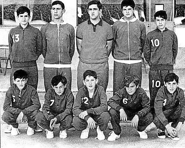 Conjunto del Corazonistas. Arriba, Mikel Añua, Ramón Zalduendo, Juan Pinedo. J.A. Arenzana y Javier Gómez. Abajo, Guiller Gorospe, Jesús Basterrica, Mikel Sánchez, Antonio Pradera y Manuel Marzana. 