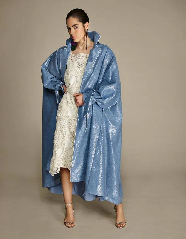 Una modelo posa con un vestido y abrigo de la nueva colección de Eder Aurre, Elikonia.