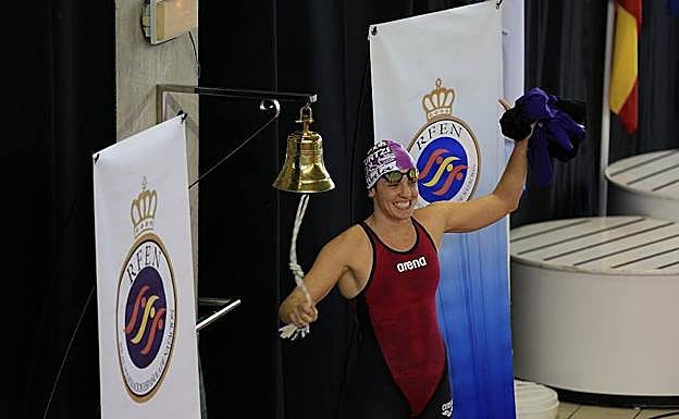 Eider Fuentes toca la campana tras batir el récord de 50 mariposa.