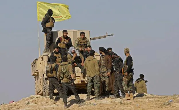 Combatienete kurdos de las FSD, en un vehículo blindado en la localidad siria de Baghuz.