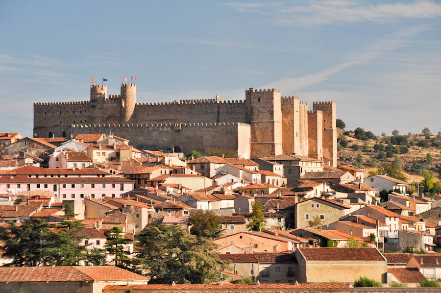 El castillo se alza sobre los tejados.