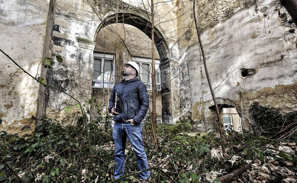 Ismael García-Gómez observa el estado de las ruinas del convento de San Francisco. 