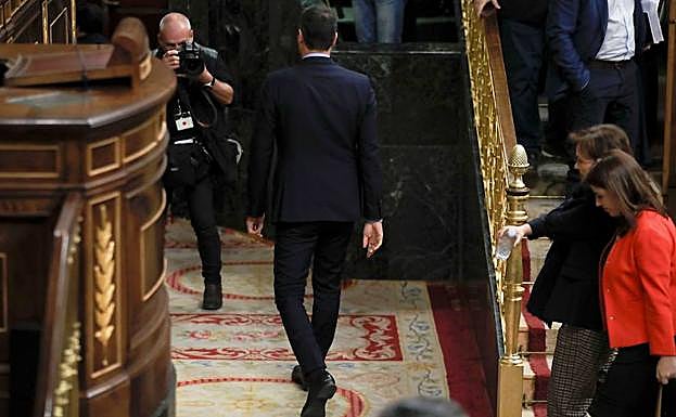 El presidente de Gobierno, Pedro Sánchez, abandona el Congreso tras la segunda jornada del debate de las enmiendas a la totalidad del proyecto de Presupuestos Generales del Estado.