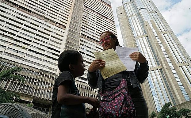 Ingrid Borjas muestra el acta de enterramiento en el cementerio de su hijo, Nick Samuel Oropesa.
