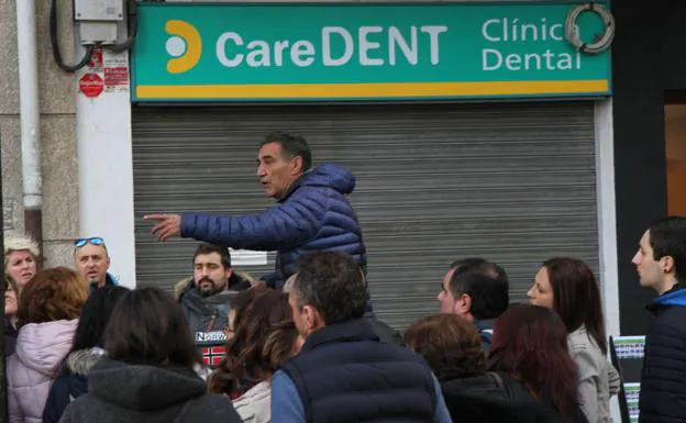 Clientes ante el local de Caredent cerrado esta semana en Barakaldo. 