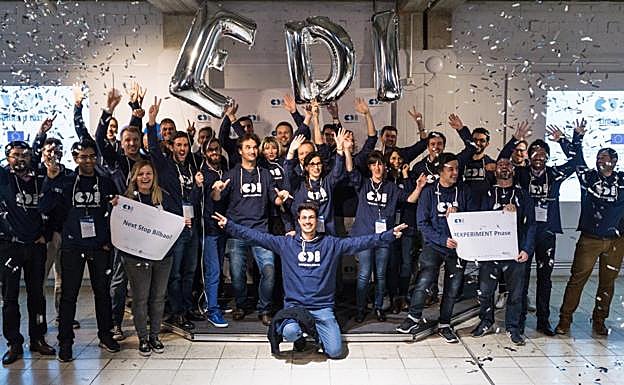 Los representantes de las 16 empresas que hay participan en la final. 