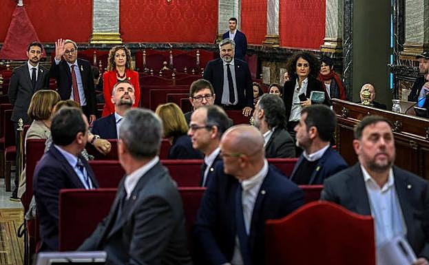 Quim Torra, presidente de la Generalitat, saluda a los acusados, que se giran, con excepción de Oriol Junqueras, Santi Vila y Carles Mundó.