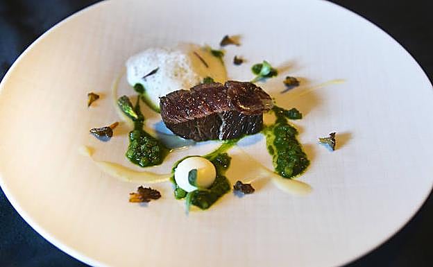 de caserío y jugo yodado. Abajo, Solomillo 'Luismi' a la brasa sobre lecho de clorofila y acelgas y láminas de ibérico. 