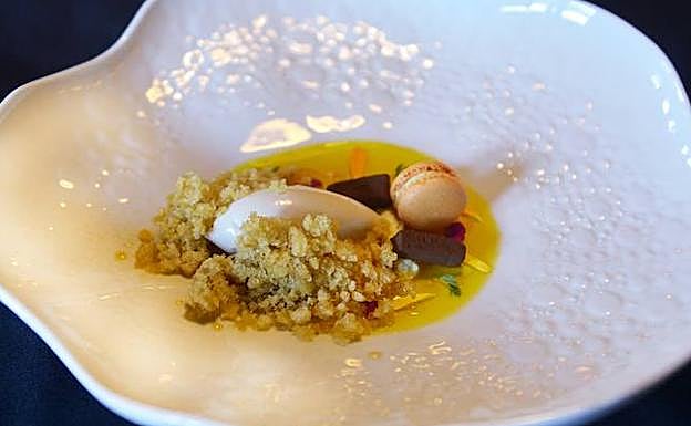 Velo de pistilos de azafrán con un macarrón cremoso de naranja y crema helada de té earl grey. 