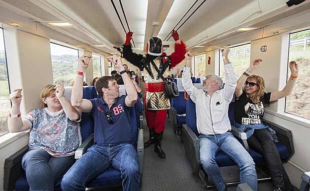 Un actor anima el viaje en tren.