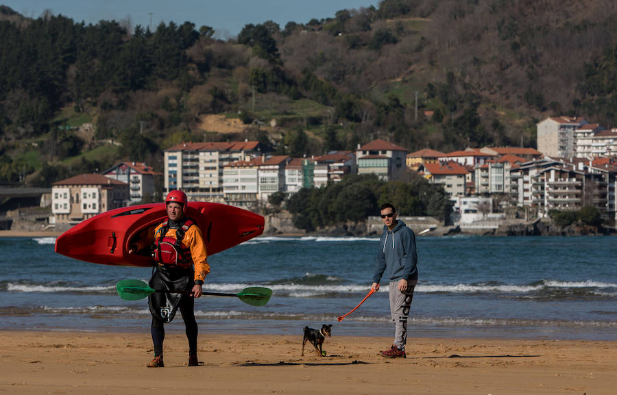El buen tiempo ha animado este sábado a muchos ciudadanos a pasear