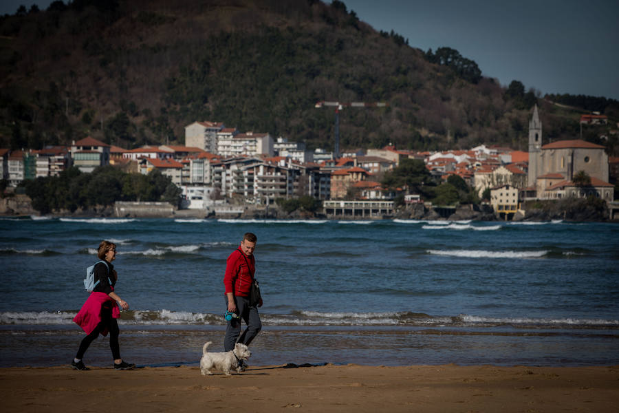 El buen tiempo ha animado este sábado a muchos ciudadanos a pasear