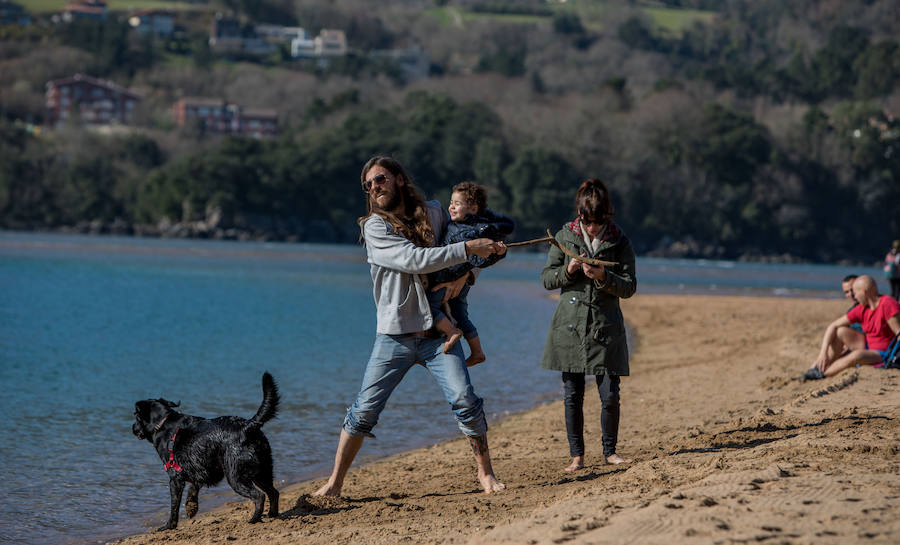 El buen tiempo ha animado este sábado a muchos ciudadanos a pasear