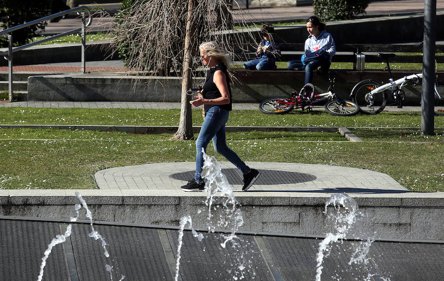 El buen tiempo ha animado este sábado a muchos ciudadanos a pasear
