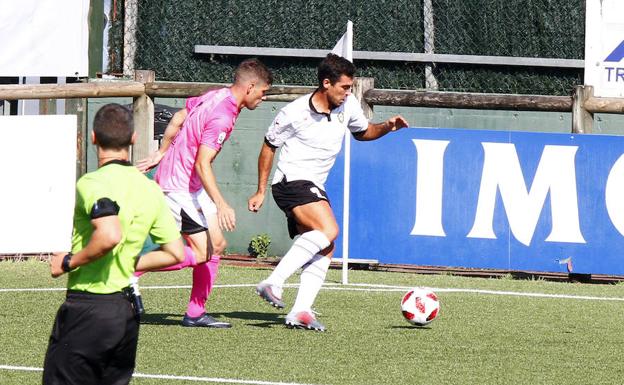 Enziondo protege la pelota ante un jugador del Tudelano. 