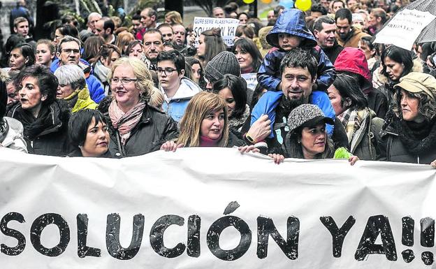 Manifestación en Bilbao de asociaciones de familias de colegios de la red concertada.