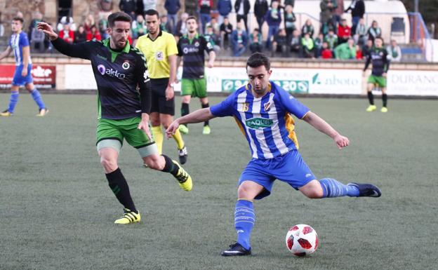 Ibon trata de enviar el balón a un compañero.