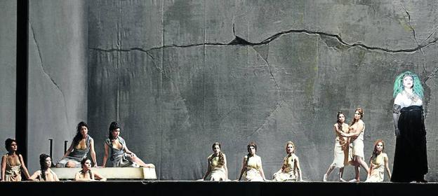 Reina de Babilonia. La soprano Silvia Dalla Benetta, en el montaje minimalista de Luca Ronconi que recrea una civilización agonizante.