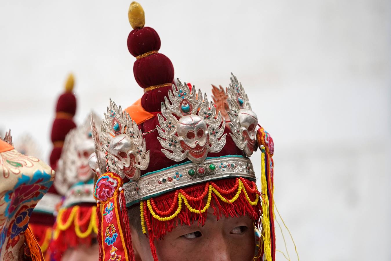 El primer mes del calendario lunar de cada año , miles de monjes tibetanos asisten a festival, también conocido como «el sol de Buda». En el, los monjes despliegan un thangka gigante, un bordado de seda religioso o una pintura que muestra el retrato de Buda, en medio de una nevada en Langmu Lamasery.