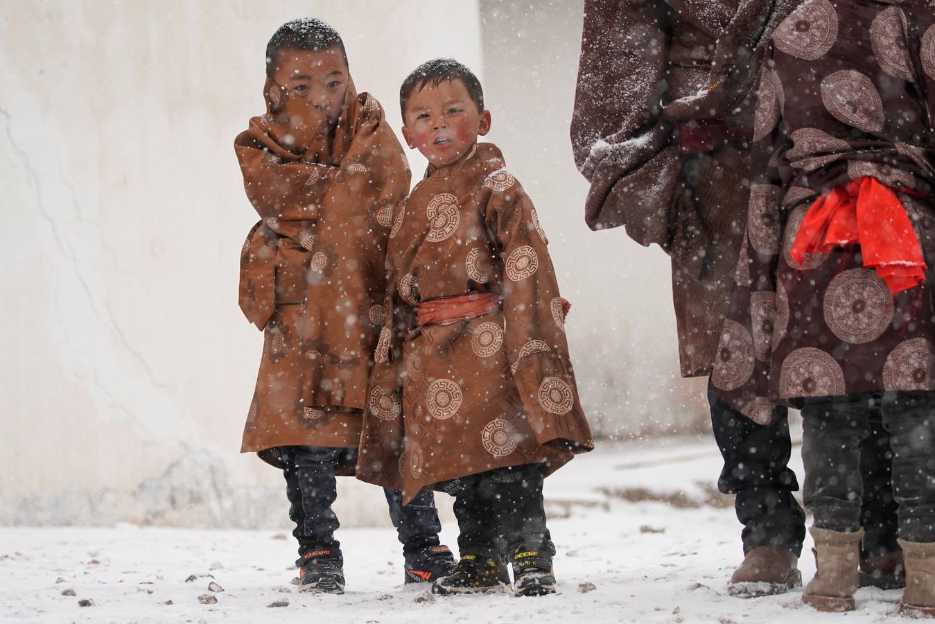 El primer mes del calendario lunar de cada año , miles de monjes tibetanos asisten a festival, también conocido como «el sol de Buda». En el, los monjes despliegan un thangka gigante, un bordado de seda religioso o una pintura que muestra el retrato de Buda, en medio de una nevada en Langmu Lamasery.