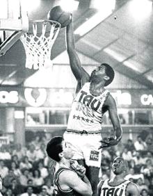 Imagen secundaria 2 - El cambio de mentalidad con la presidencia de Querejeta dio sus primeros frutos en la campaña 90-91. El Baskonia fue cuarto en la ACB. En la foto: Rivas, Sautu, Ortega, Gómez, Laso, Velasco, Nicola, Sala, Guiñazú, Brown, Sibilio, Miñana, De la Cruz, Roth y Arlauckas. En las imágenes inferiores, Sibilio en la actualidad. Chicho Sibilio, un exterior muy técnico, firma una jugada inusual en él, un mate sobre Salva Díez en Mendizorroza. Larry Micheaux observa en segundo plano.