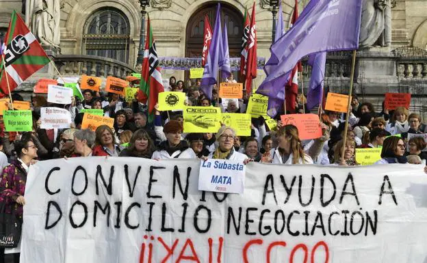 Manifestacion en apoyo a la huelga a los trabajadores del Servicio de Ayuda a Domicilio de Bizkaia en diciembre de 2018.