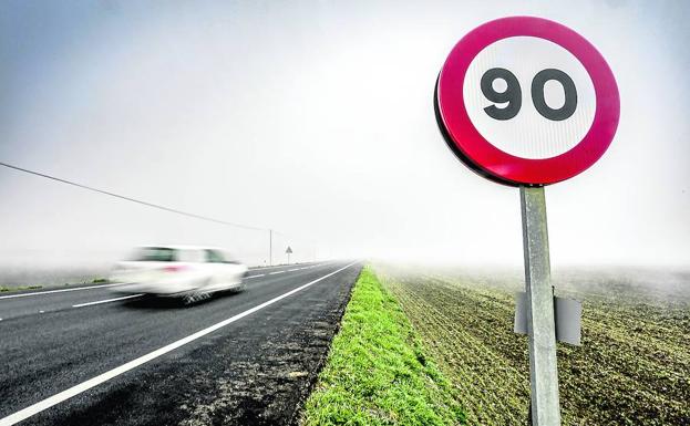 Señal de limitación a 90 por hora en la nacional 104 a su paso por el término de Elburgo.