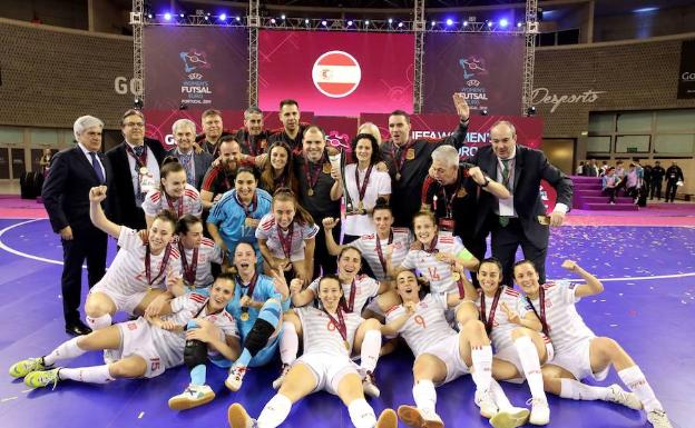 Las jugadoras de la selección de fútbol sala tras su victoria 