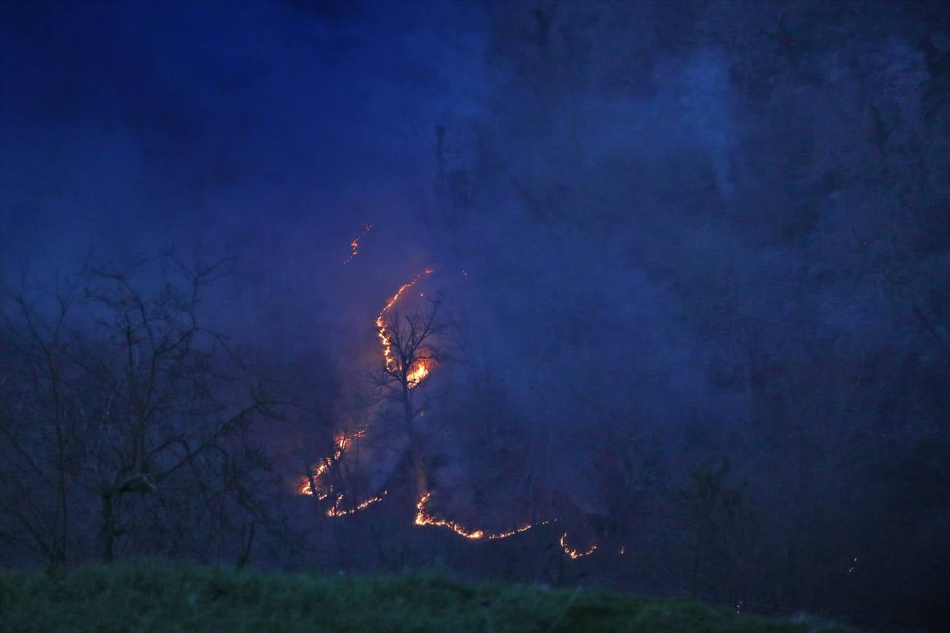 Fotos: El fuego abrasa Cantabria