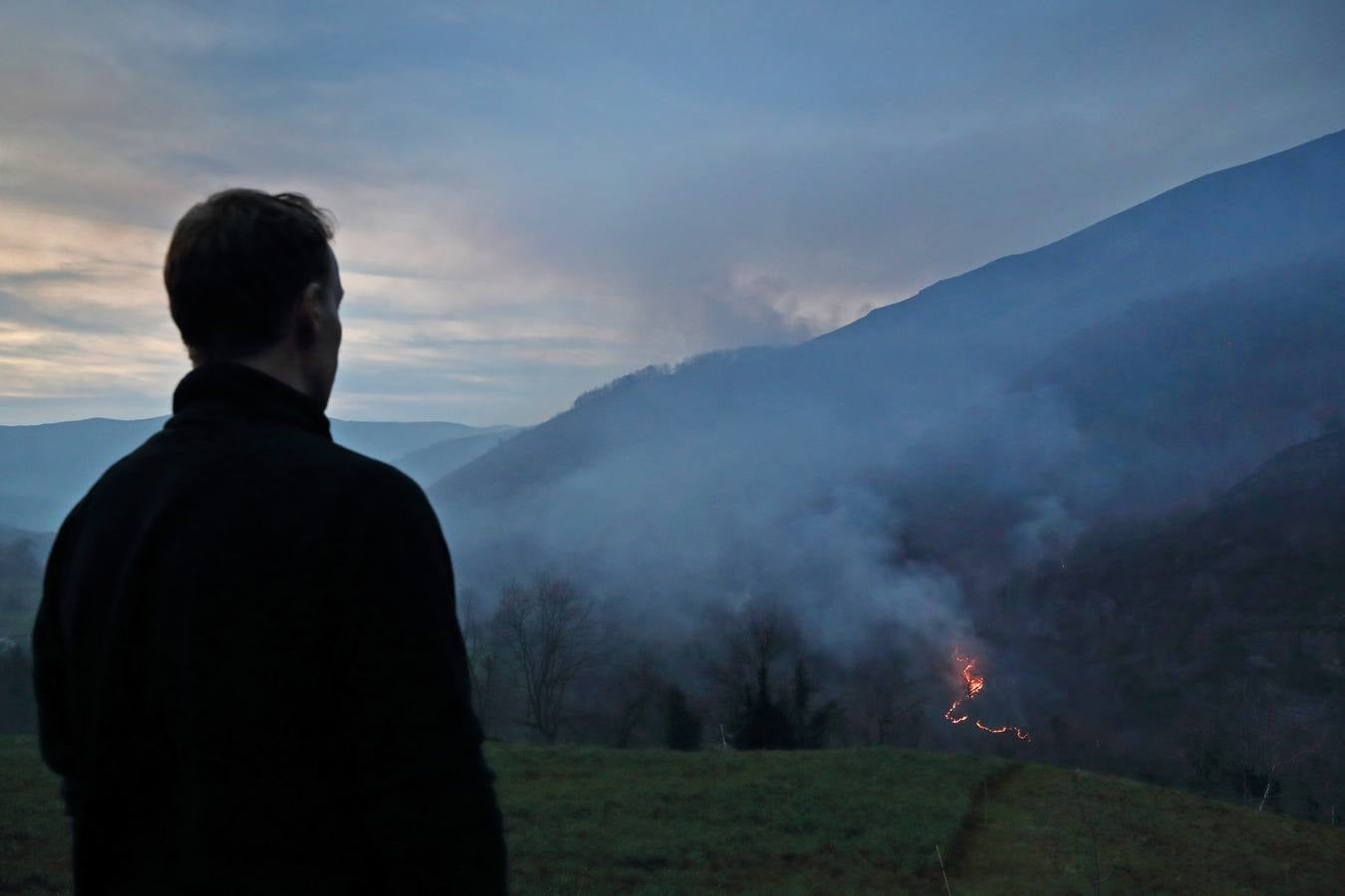 Fotos: El fuego abrasa Cantabria