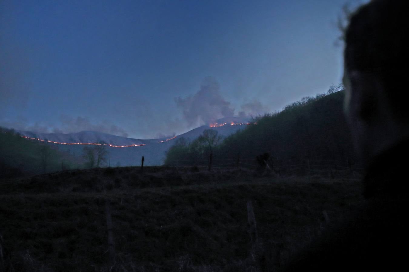 Fotos: El fuego abrasa Cantabria