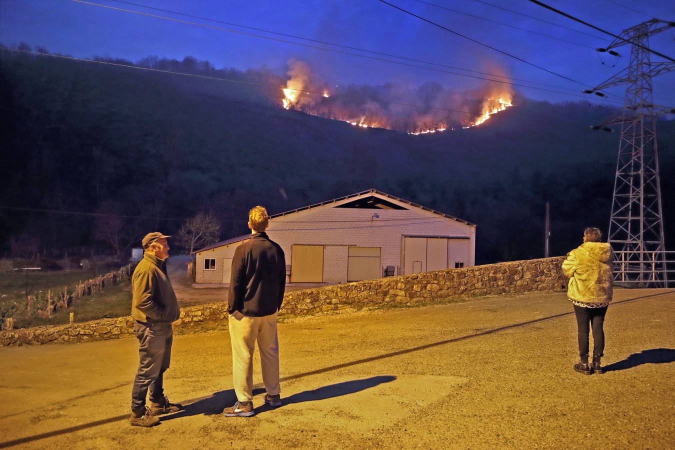 Fotos: El fuego abrasa Cantabria