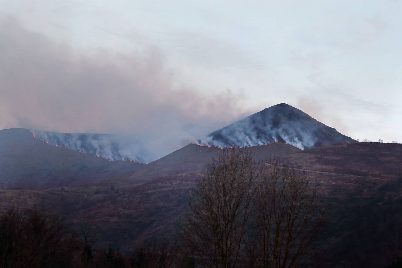 Fotos: El fuego abrasa Cantabria