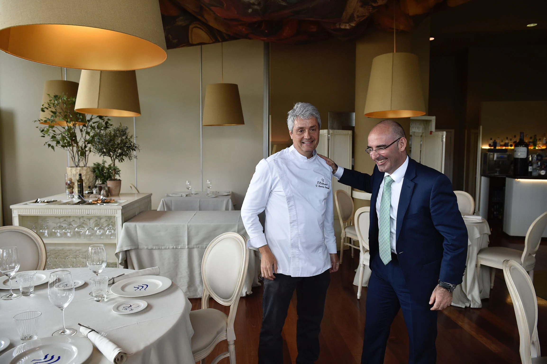 El cocinero Fernando Canales y Andoni Aldekoa, que sustituyó a Jon Ortuzar en la dirección del Palacio Euskalduna, en 2017.