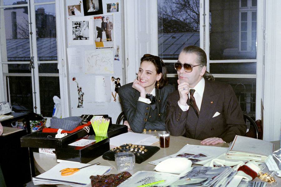 Karl Lagerfeld en 1987 con la modelo Ines de la Fressange en su etapa de diseñador y director de arte de Chanel.