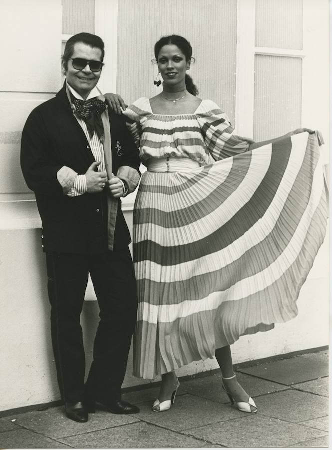 Foto tomada en 1977. El diseñador posa junto a una modelo que presenta un vestido de su colección de Chloe.