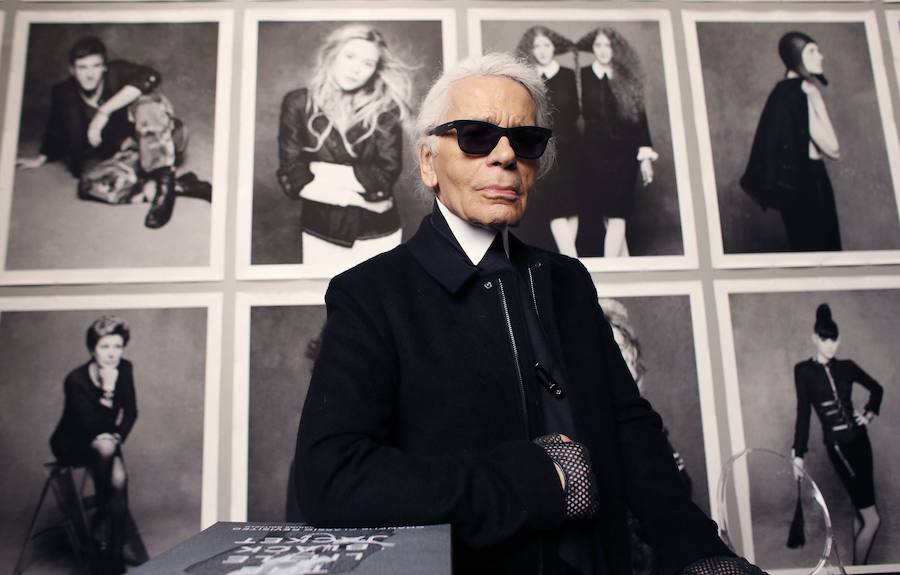 El diseñador posa antes de la apertura de su exposición fotográfica 'Little Black Jacket' en el Grand Palais de París en 2012.