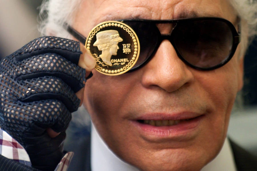 Lagerfeld presenta la moneda de 5 euros diseñada por el para conmemorar el 125 aniversario del nacimiento de Gabrielle 'Coco' Chanel en 2008.