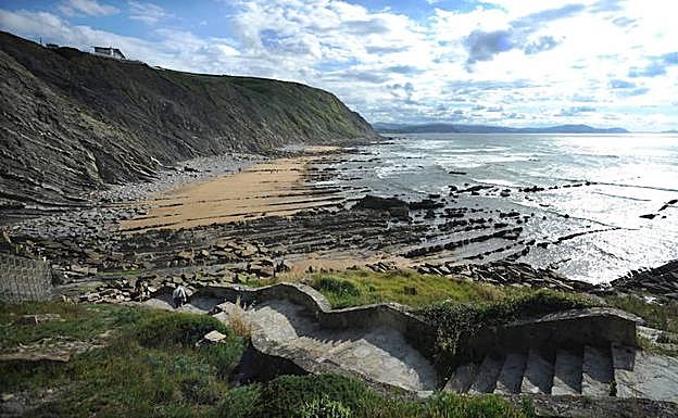 Las escaleras descienden a la playa de Meñakoz. 