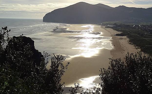 La playa de Berria, en Santoña, proporciona magníficas olas a los surfistas. 