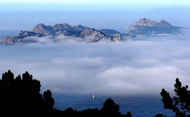 La bruma envuelve las Islas Cíes.