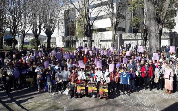 Participantes en el 'Flashmob' posaron para animar a las mujeres de Durango a adherirse a la huelga que por segundo año se convocará el próximo 8 de marzo. 
