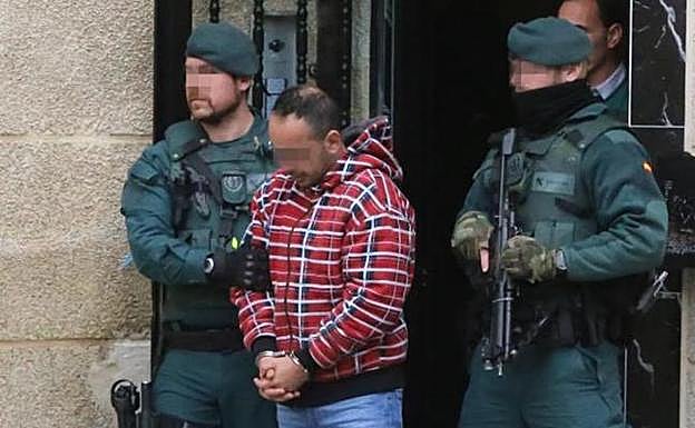 La Guardia Civil traslada al detenido desde su casa. 