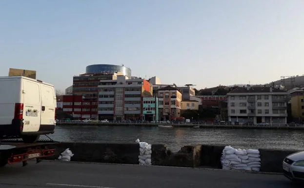 Imagen principal - Bilbao se protege hoy con 4.000 sacos de tierra para contener la crecida de la ría