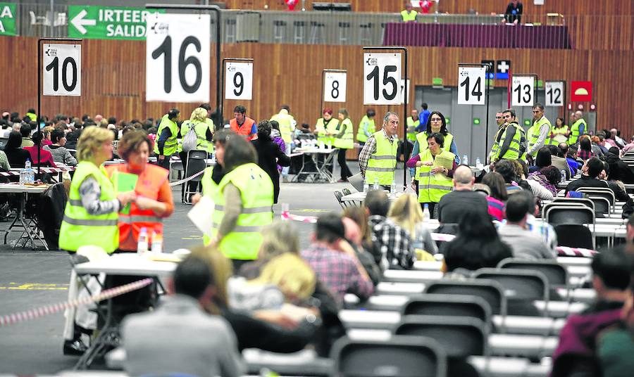 Trabajadores de Osakidetza controlan uno de los exámenes que se llevaron a cabo en el BEC de Barakaldo.