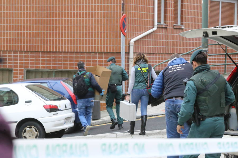 Agentes de la Guardia Civil tras inspeccionar la casa en Otxarkoaga.